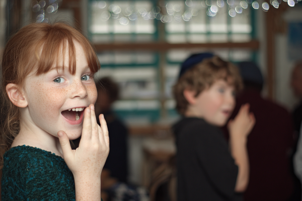 Jewish_children_with_fair_skin_smiling_and__07e118c4-bb35-481d-8935-39d0a18dcc5b_3
